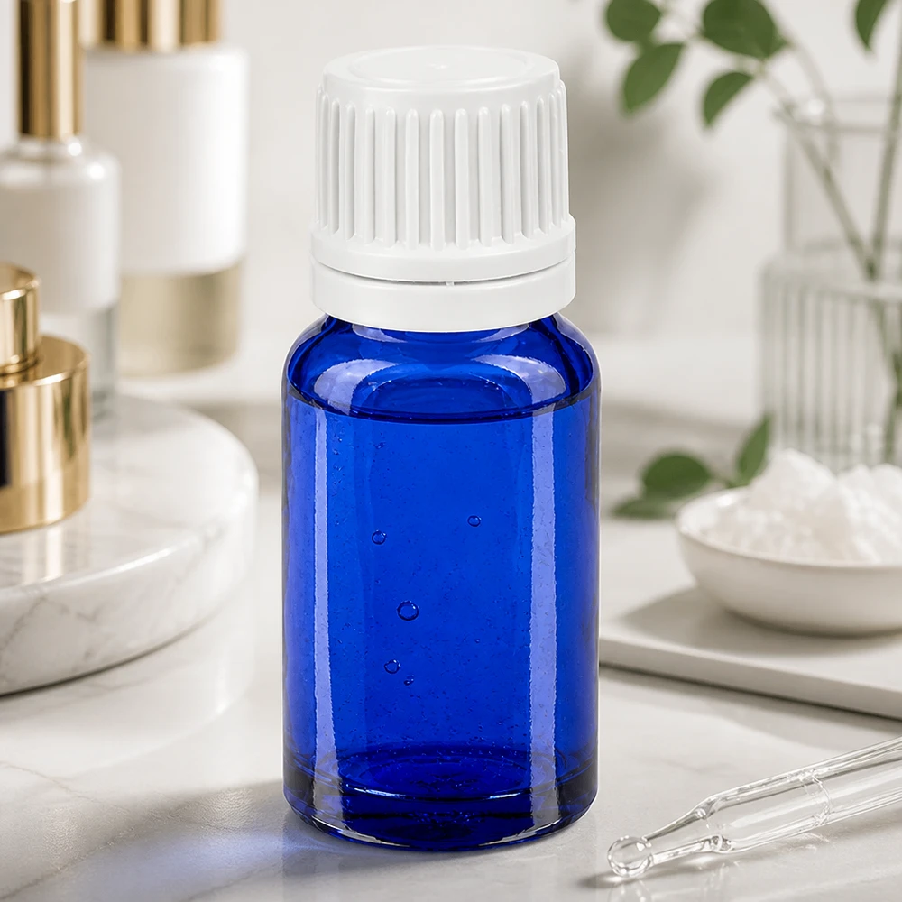 Butelka z kroplomierzem 10 ml 0,7 mm biała OV BlueLine UT18/10 Kompaktowa butelka z zakraplaczem o pojemności 10 ml w eleganckim niebieskim kolorze z praktyczną białą zakrętką