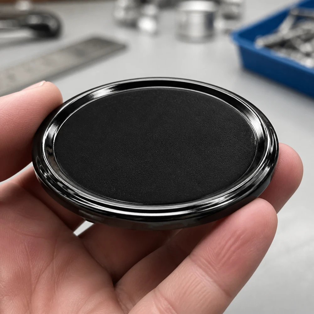 Pokrywka BasicSeal 58 mm, czarna (TO58) UNiTWIST Pokrywka BasicSeal 58 mm, czarna, TO58 UNiTWIST, z błyszczącą metalową krawędzią – widok szczegółowy