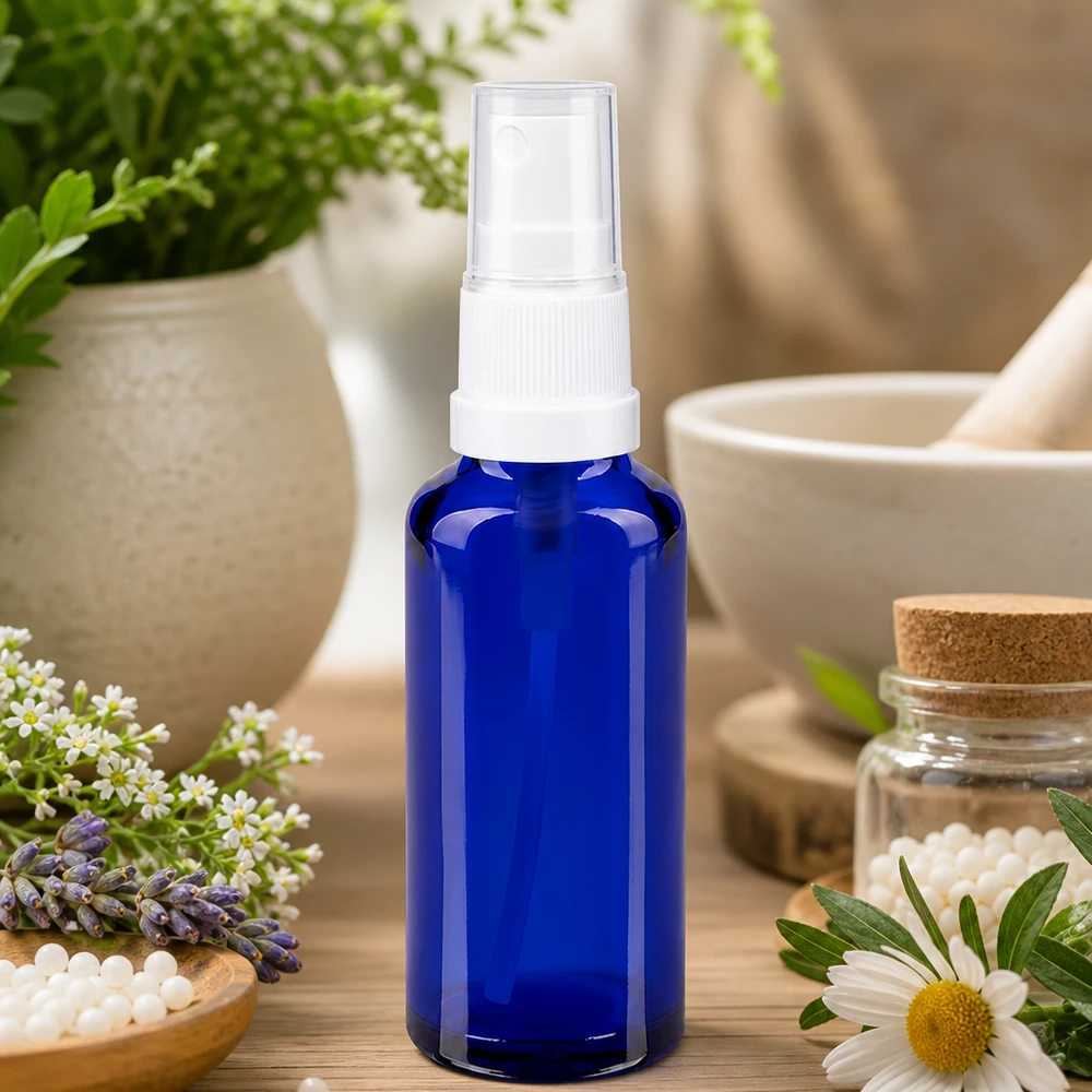 Butelka apteczna niebieska 30ml spray top biały Niebieska szklana butelka z atomizerem o pojemności 30 ml z białą głowicą rozpylającą, otoczona motywami lawendy, rumianku i ziół leczniczych