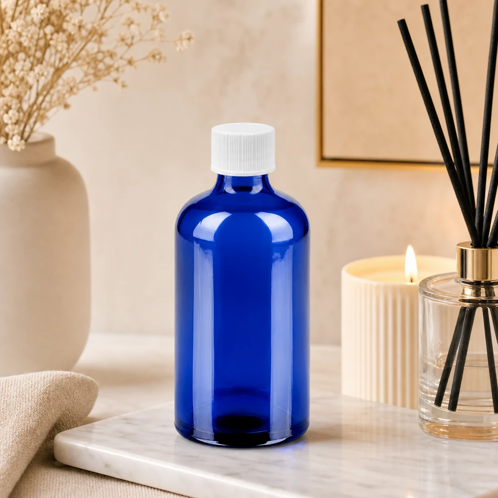 Butelka 100 ml 11 mm SV biała STD BlueLine UT18/100 Kompaktowa szklana butelka o pojemności 100 ml w jasnoniebieskim kolorze z białą nakrętką zapewnia oszczędność miejsca podczas przechowywania