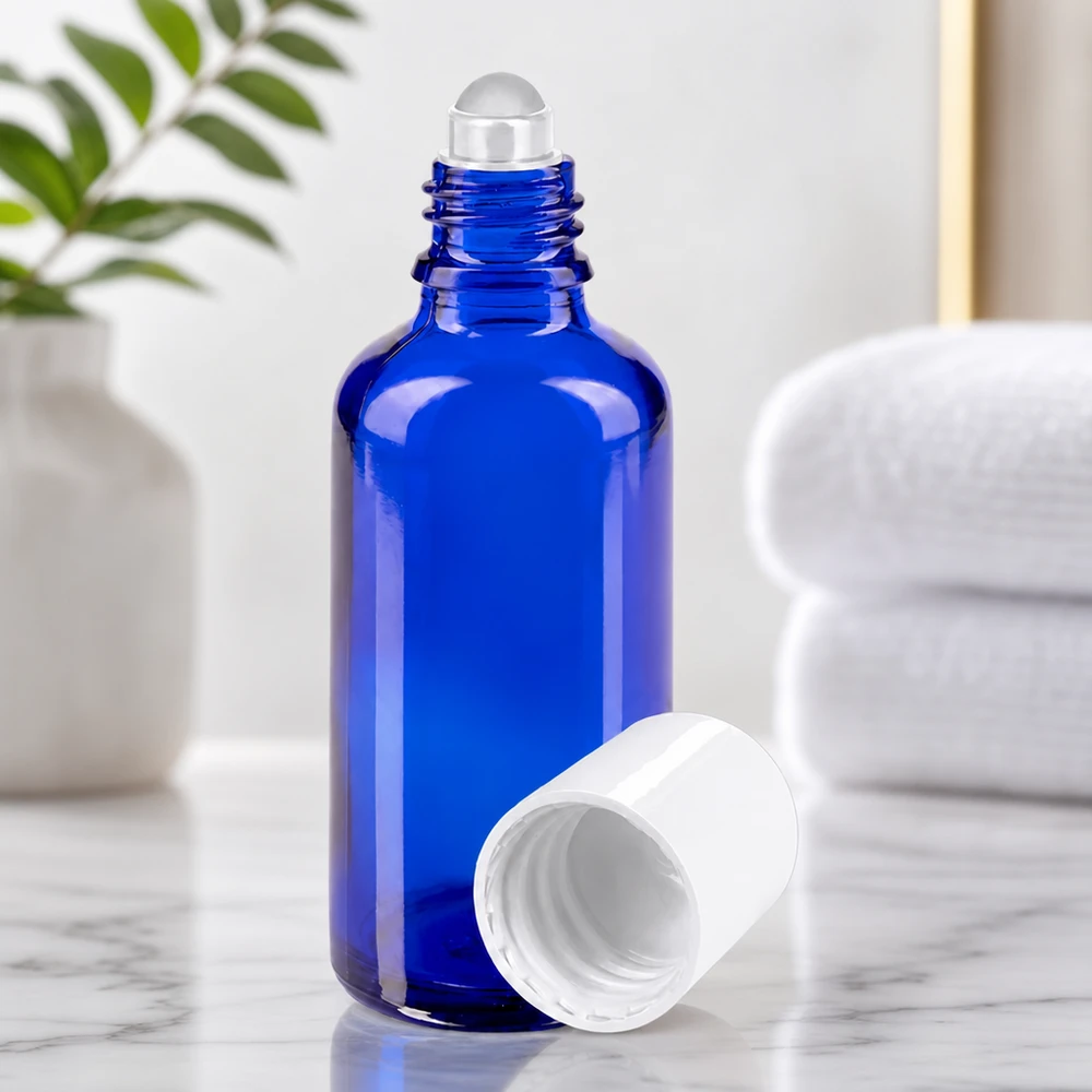 Butelka apteczna niebieska 50ml nakrętka roll-on biała Cylindryczna, niebieska szklana buteleczka apteczna o pojemności 50 ml z nakręconą kulką i otwartą białą pokrywką