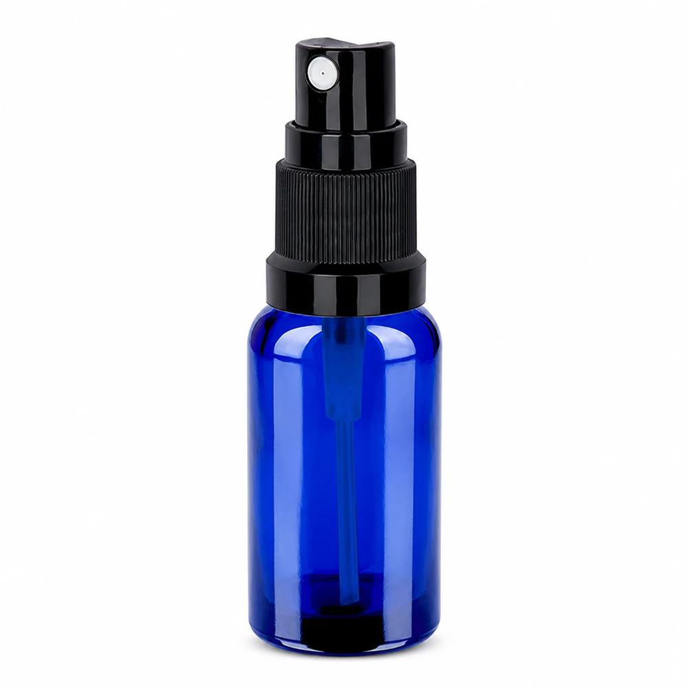 20 ml butelka ze spryskiwaczem czarna STD BlueLine UT18/20 Kompaktowa szklana butelka z rozpylaczem o pojemności 20 ml w eleganckim niebieskim kolorze z czarną pompką do precyzyjnego dozowania