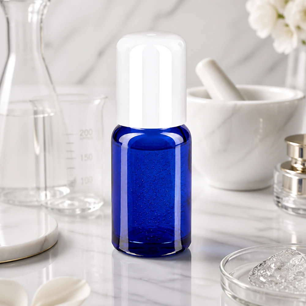 Butelka roll-on 10 ml biała STD BlueLine UT18/10 Butelka roll-on STD BlueLine o pojemności 10 ml z białym aplikatorem kulkowym ułatwiającym dozowanie.