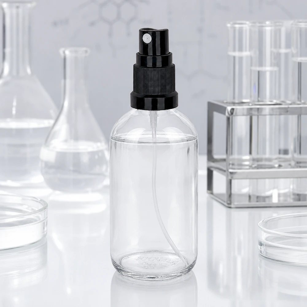 100 ml butelka ze spryskiwaczem czarna STD ClearLine UT18/100 Butelka z atomizerem ClearLine o pojemności 100 ml, model UT18/100, z czarną nasadką, wśród sprzętu laboratoryjnego ze szkła