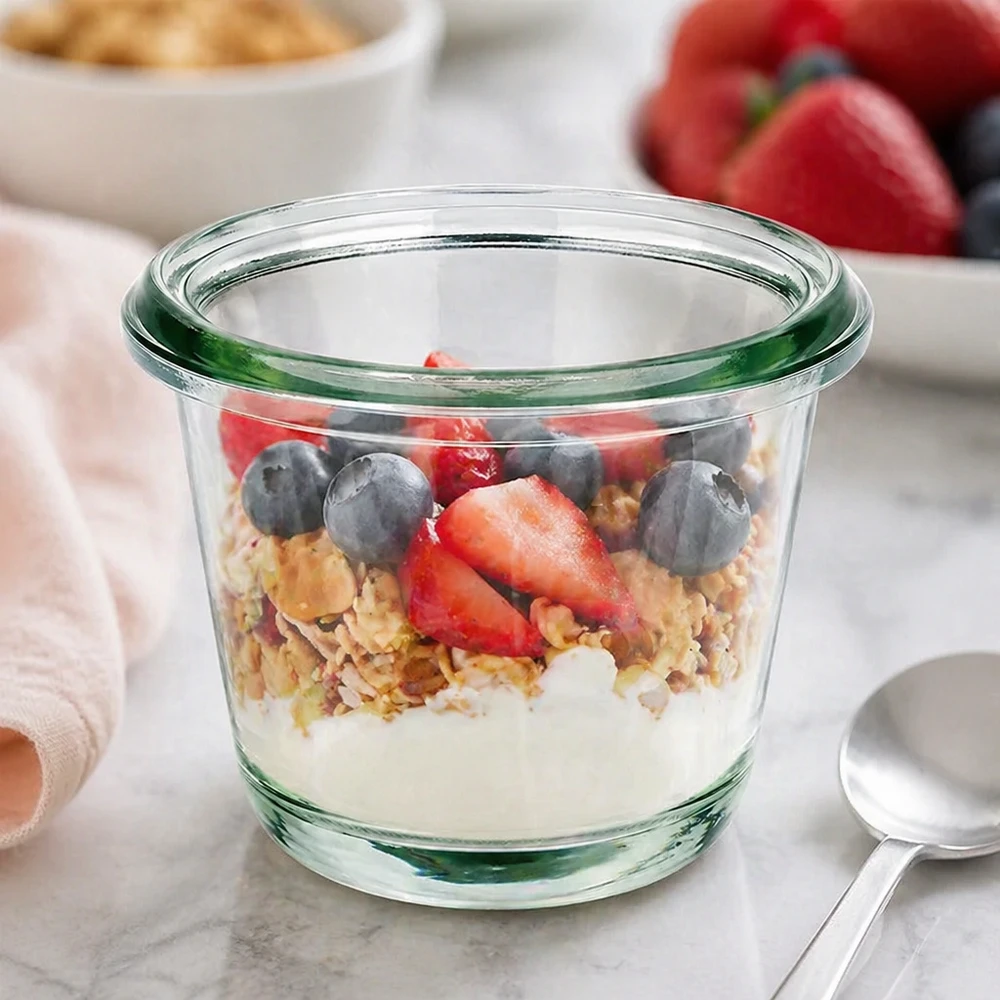 Słoik WECK Gourmet RR60 80ml jako miseczka na płatki śniadaniowe z jogurtem, granolą i świeżymi jagodami na blacie kuchennym