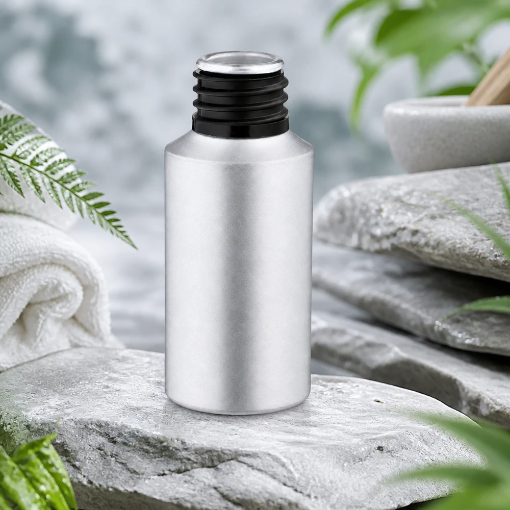 Butelka z barwionego aluminium o pojemności 30 ml z szeroką szyjką ułatwiającą napełnianie serum i olejków.