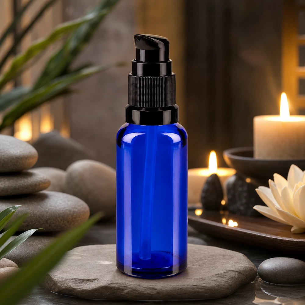 Butelka apteczna niebieska 30ml zakrętka z pompką czarna St Kobaltowo-niebieska butelka z pompką ApoGlas o pojemności 30 ml z czarną głowicą dozującą na tle z naturalnego kamienia