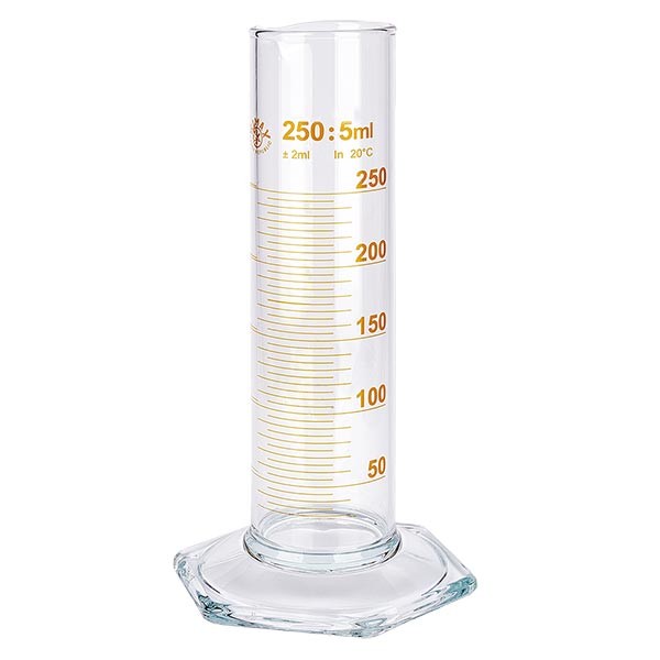 Cylinder miarowy 250 ml NF wykonany ze szk&#322;a, br&#261;zowa skala. NF = niska forma. Skala wykonana ze szk&#322;a borokrzemowego z wylewk&#261;. Sze&#347;ciok&#261;tna podstawa.