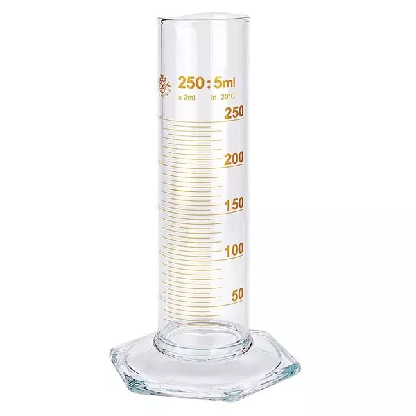 Cylinder miarowy 250 ml NF wykonany ze szkła, brązowa skala. NF = niska forma. Skala wykonana ze szkła borokrzemowego z wylewką. Sześciokątna podstawa.