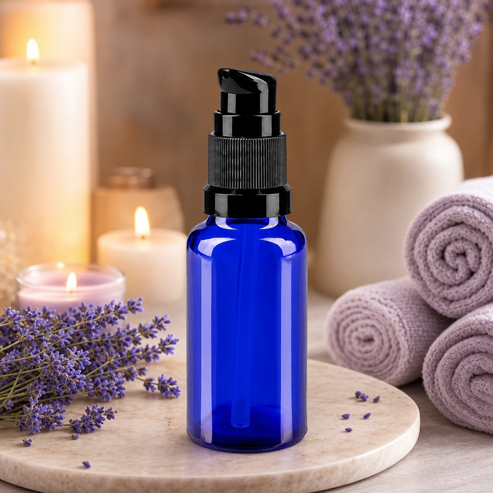 Butelka apteczna niebieska 20ml zakrętka z pompką czarna St Mała niebieska butelka z pompką o pojemności 20 ml, wykonana ze szkła aptecznego, z czarną głowicą dozującą, przeznaczona do kosmetyków