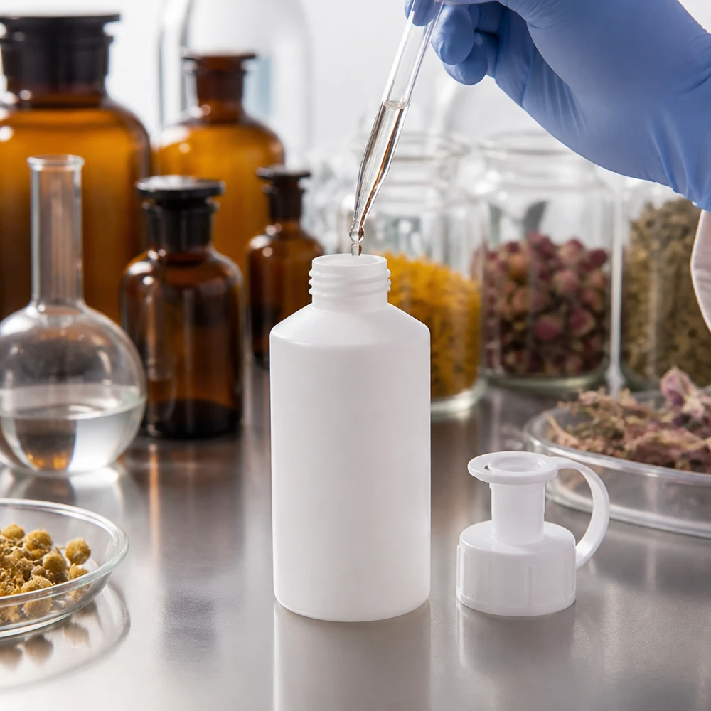 Butelka apteczna HDPE 50 ml z zakrętką, z rozpylaczem Biała butelka apteczna z HDPE o pojemności 50 ml z zakrętką z dozownikiem w laboratorium farmaceutycznym