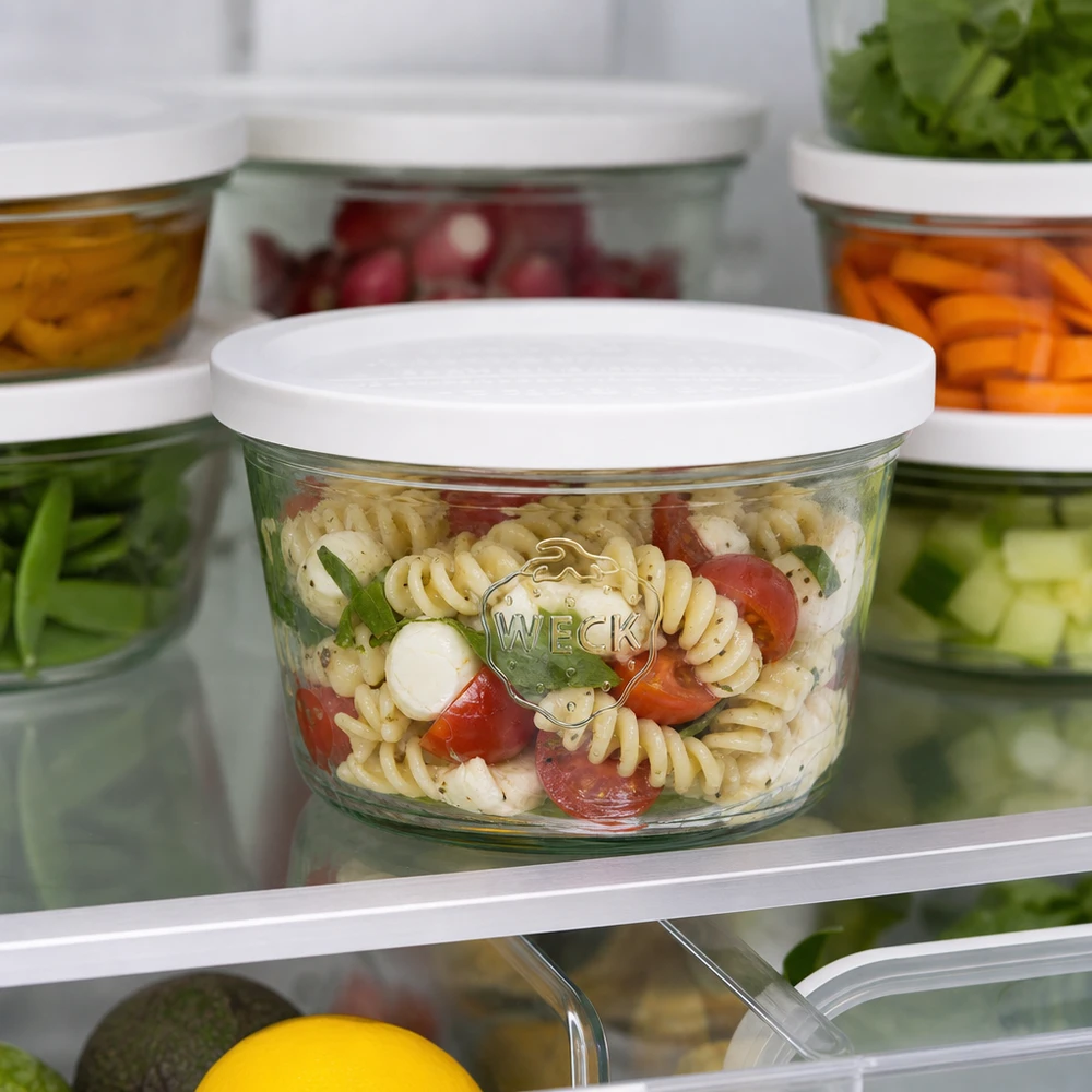 Kubki WECK 370ml RR100 wypełnione sałatką makaronową w lodówce do przechowywania świeżej żywności
