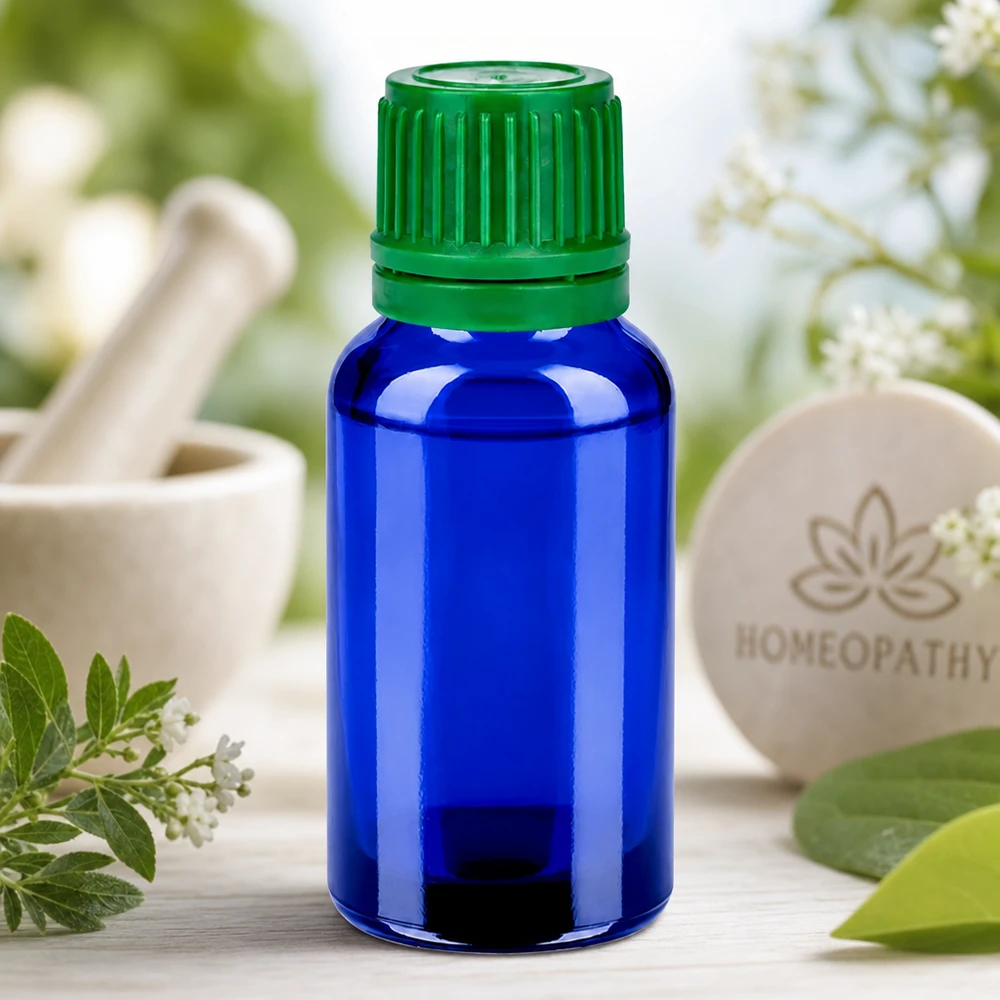 Szklana butelka o pojemności 20 ml z rowkowaną zieloną nakrętką ułatwiającą otwieranie i bezpieczne trzymanie.