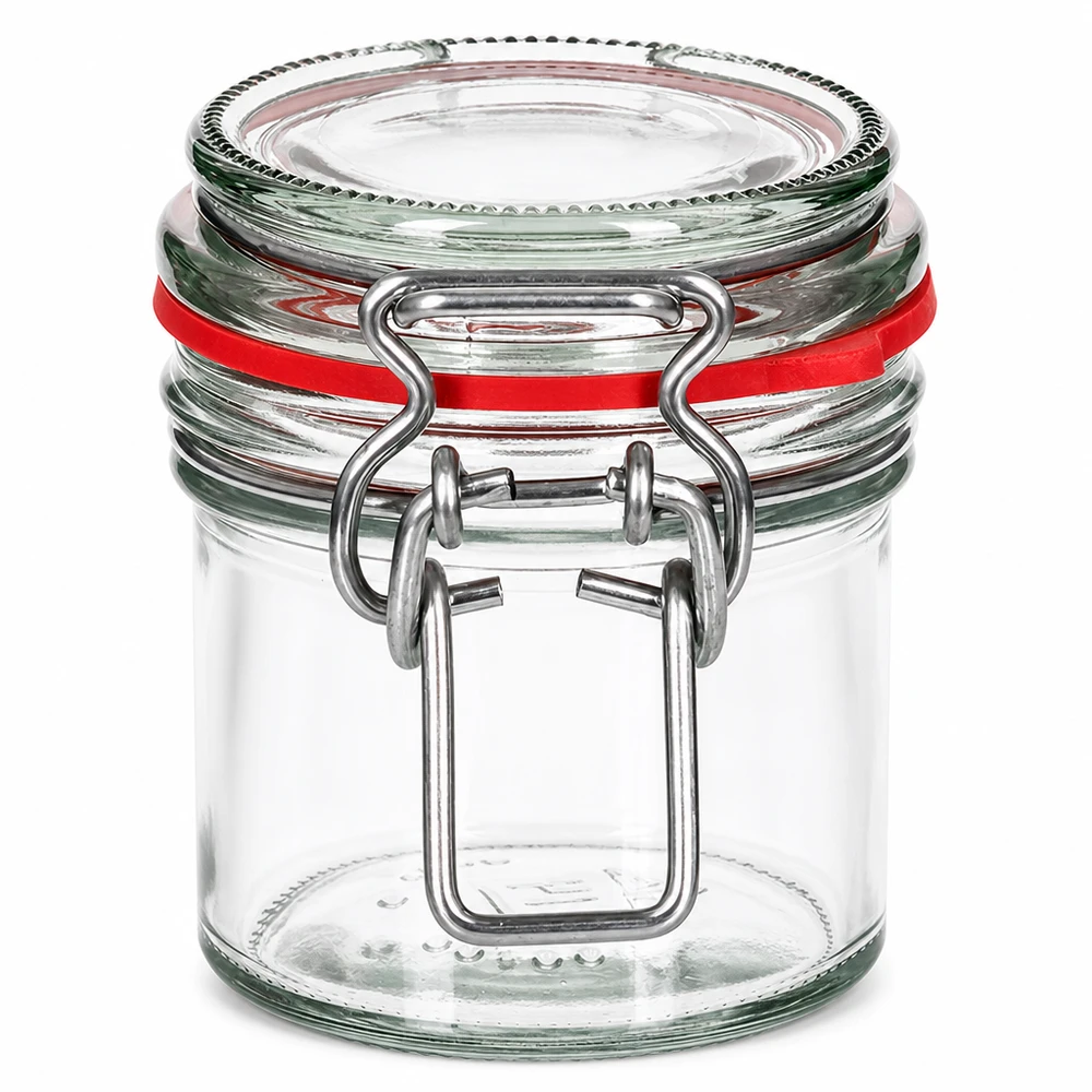 Słoik do przechowywania o pojemności 135 ml, typ G, z zamknięciem na zatrzask UN.. Pusty słoik o pojemności 135 ml z odchylaną górą i czerwoną gumową uszczelką wykonany z przezroczystego szkła na białym tle