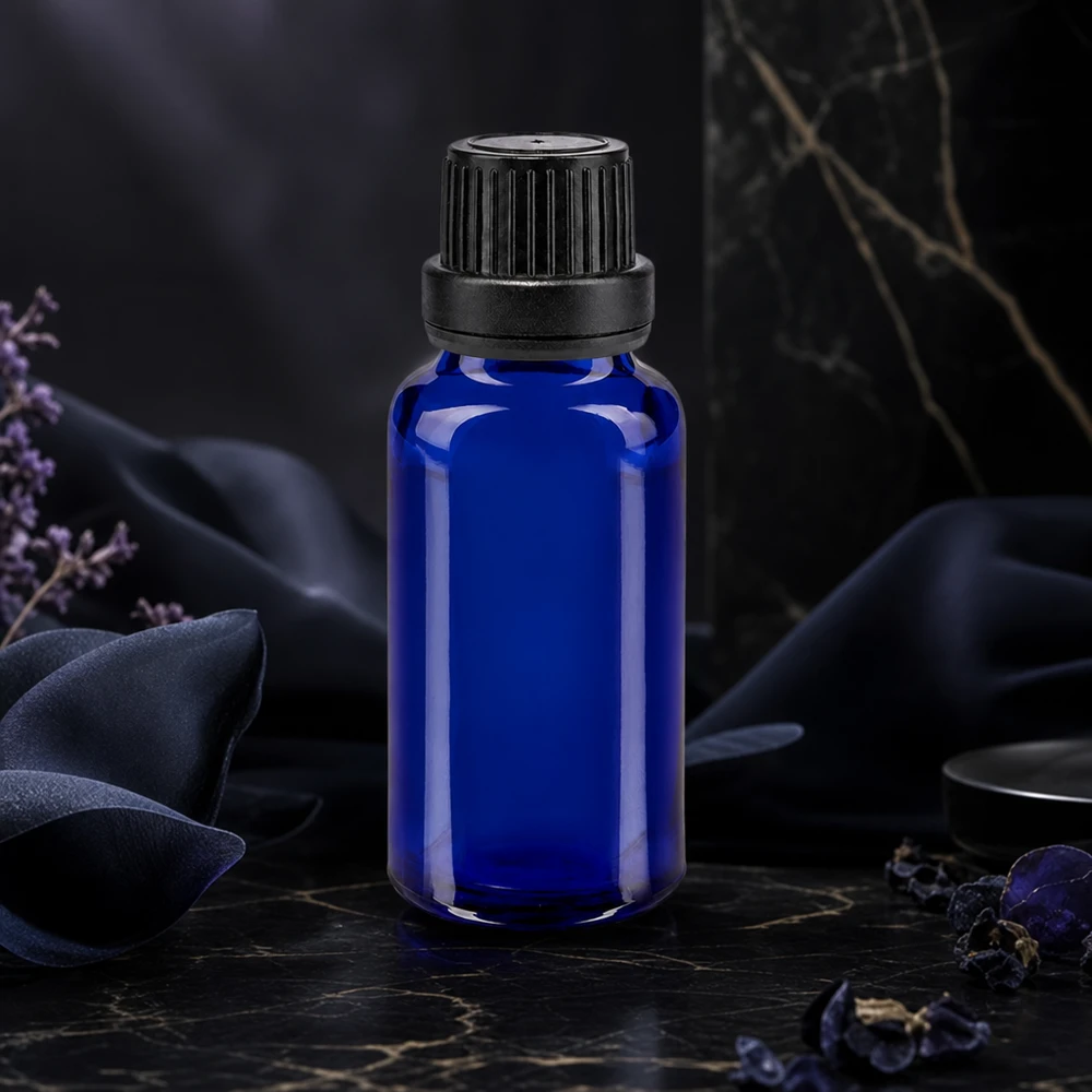Szklana butelka o pojemności 20 ml w kolorze kobaltowym z czarnym zamknięciem zabezpieczającym przed dziećmi o średnicy 11 mm, przeznaczona do produktów farmaceutycznych