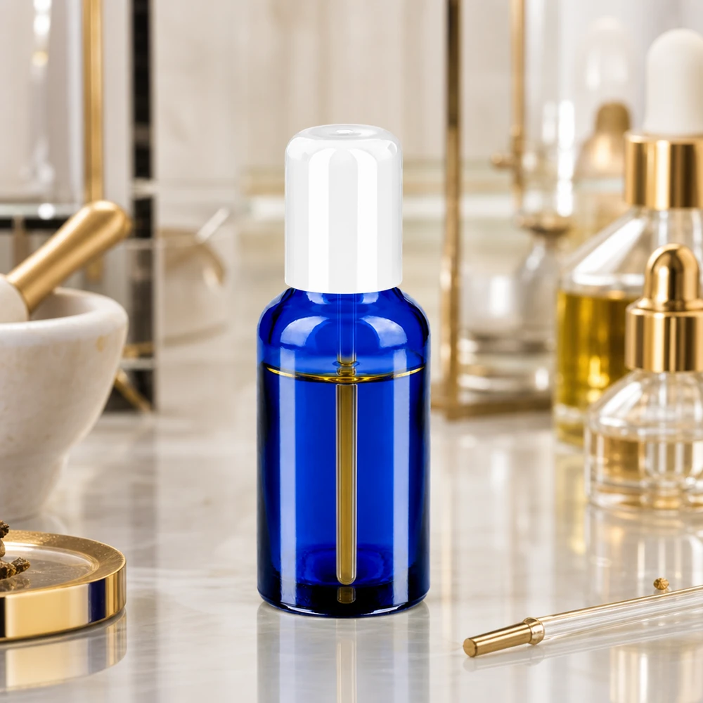 Butelka roll-on 30 ml biała STD BlueLine UT18/30 Elegancka butelka roll-on o pojemności 30 ml wykonana z chroniącego przed promieniowaniem UV szkła kobaltowego z białą standardową zakrętką
