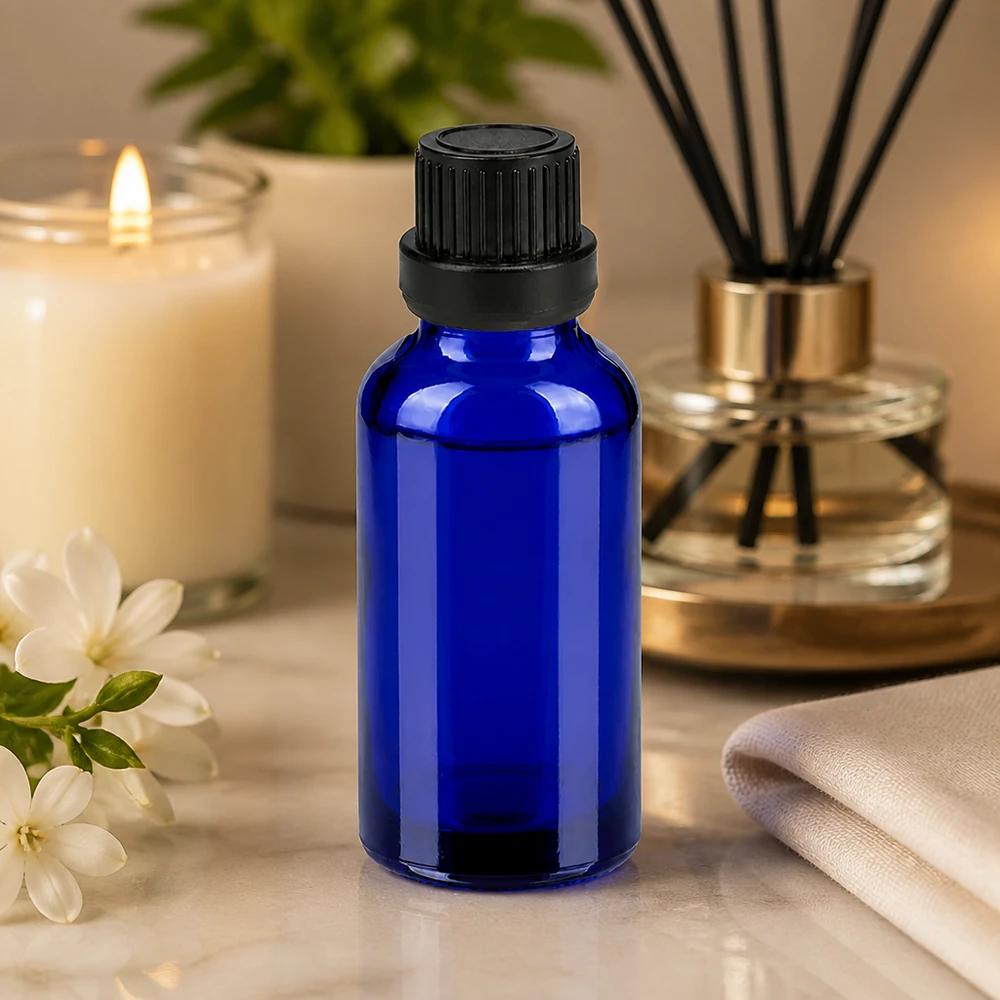 Mała 30 ml butelka z niebieskiego szkła z czarnym zakraplaczem, idealna do kosmetyków i serum dla majsterkowiczów.