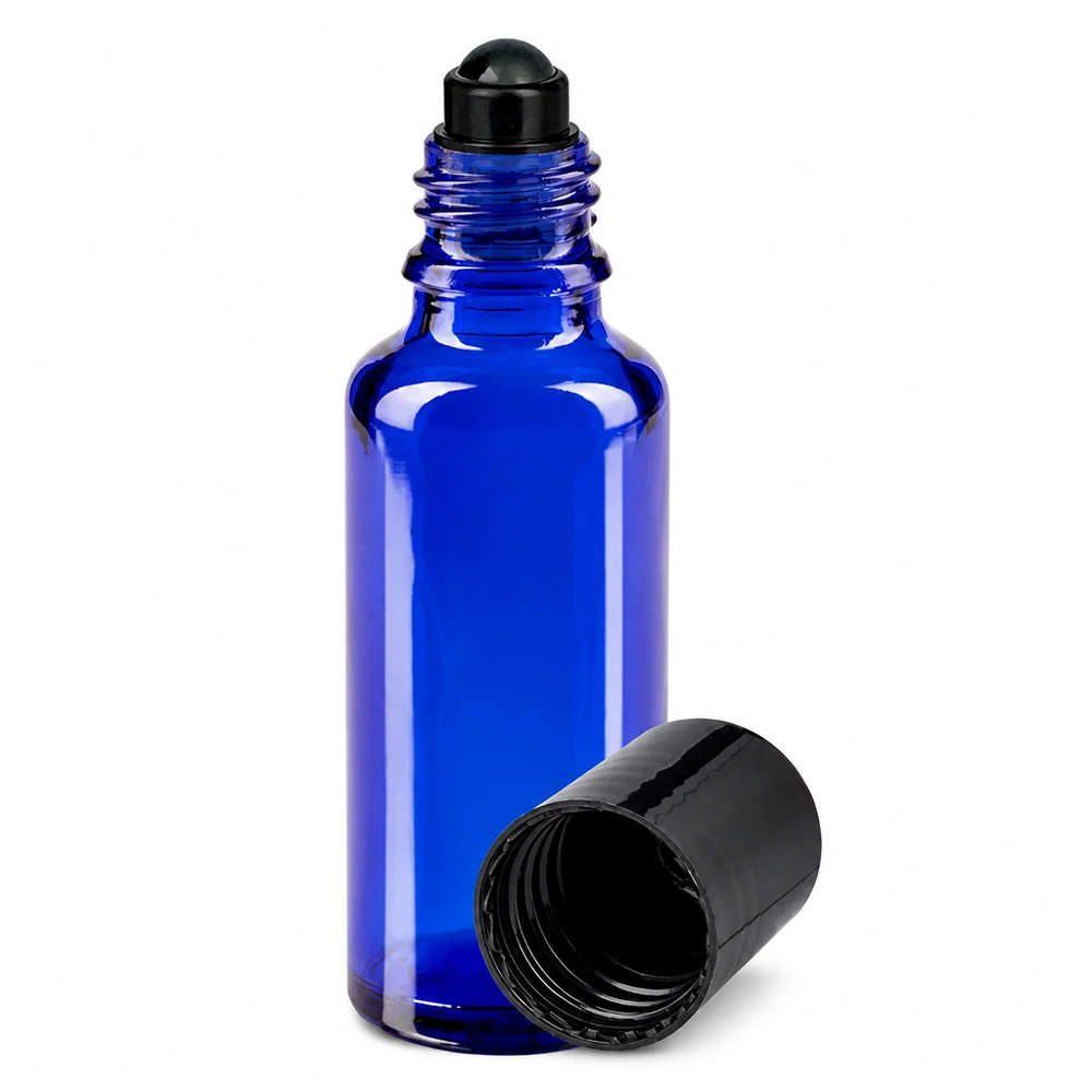 Niebieska szklana buteleczka o pojemności 30 ml z czarnym aplikatorem typu roll-on i zakrętką, przeznaczona do olejków eterycznych