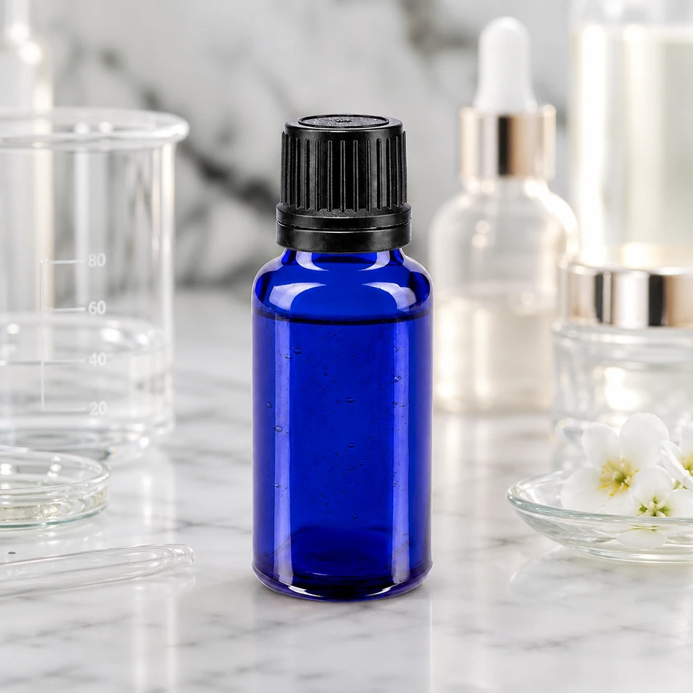 Butelka apteczna niebieska 20ml zakrętka czarny nalewak r. OV Kobaltowo-niebieska butelka Glo o pojemności 20 ml z czarnym zamknięciem zabezpieczającym o średnicy 8 mm w otoczeniu laboratoryjnym