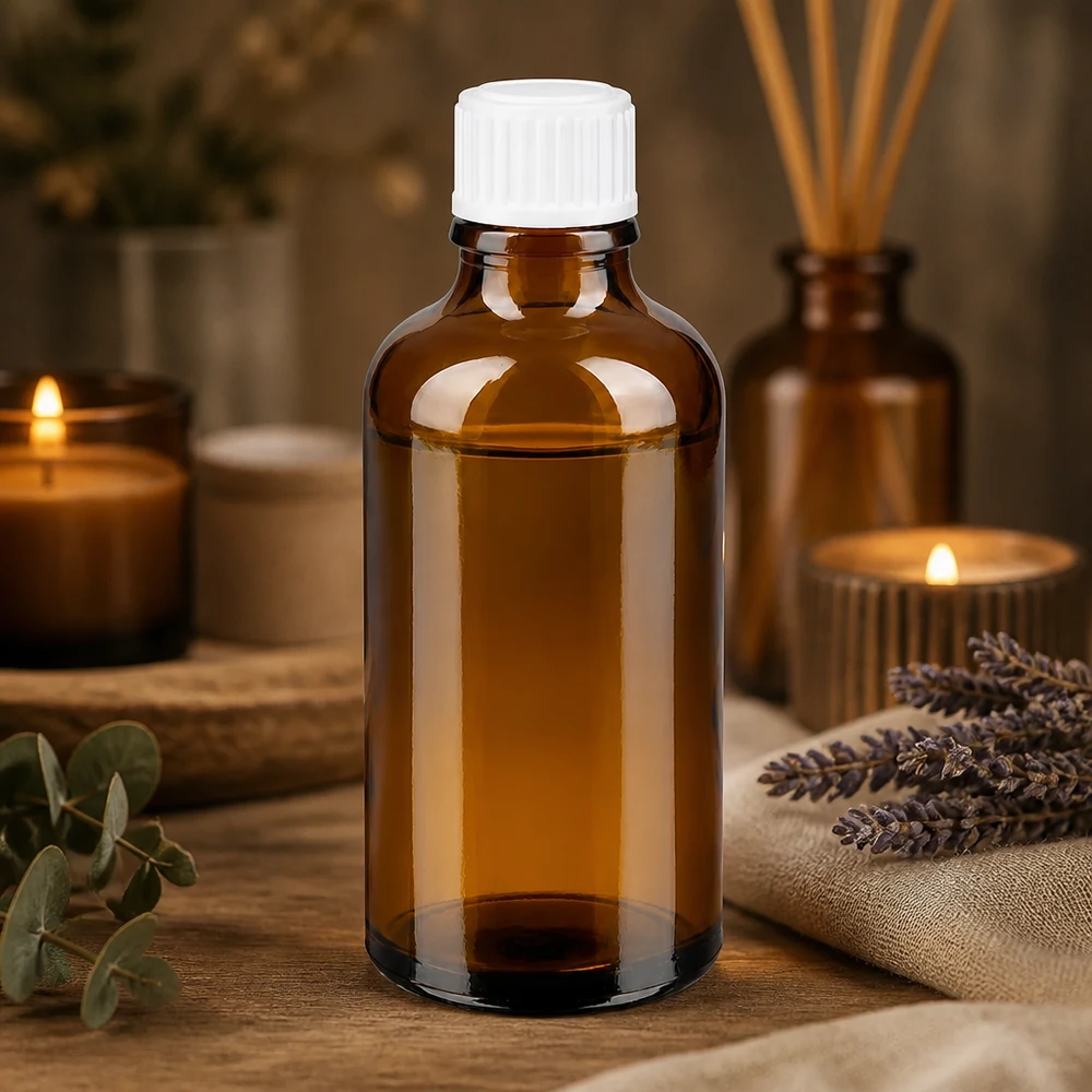 Butelka apteczna brązowa 50ml zakrętka biała szt. Mała brązowa buteleczka apteczna o pojemności 50 ml z białym zamknięciem, otoczona akcesoriami do aromaterapii