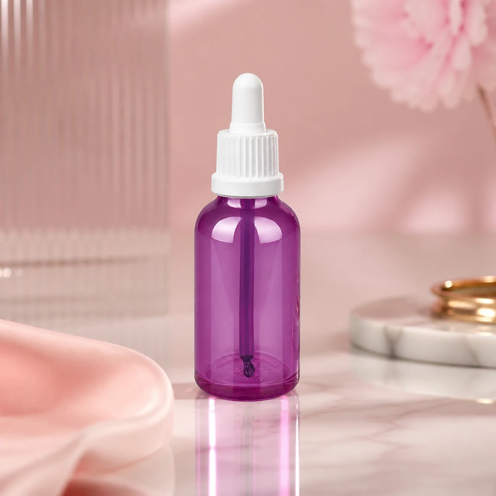 Mała 30 ml butelka z pipetą wykonana z fioletowego szkła z białą nasadką na pipetę do serum