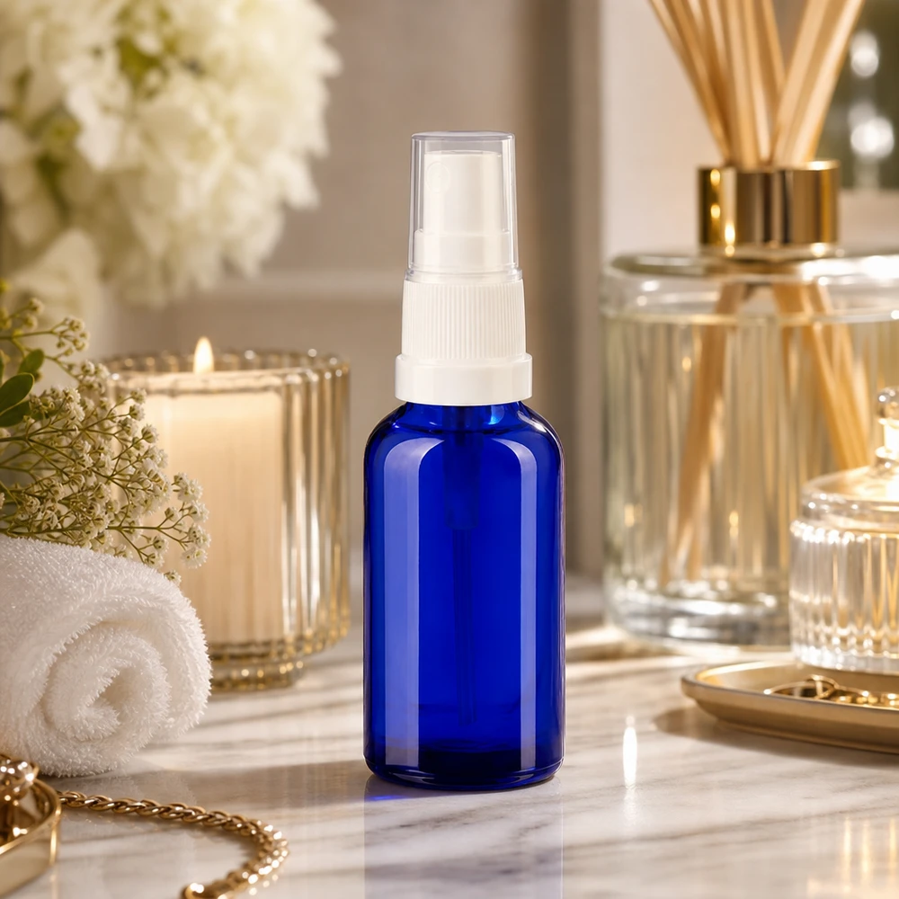 Elegancka butelka z rozpylaczem o pojemności 30 ml w kolorze kobaltowego błękitu z przezroczystą głowicą rozpylającą do zastosowań kosmetycznych