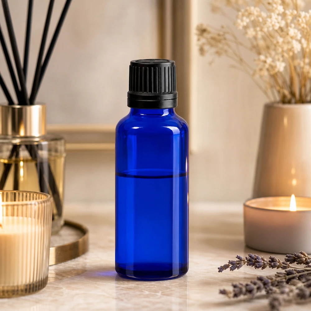 Butelka apteczna niebieska 30ml drip v. Pr. 1mm czarny OV Buteleczka z zakraplaczem do aromaterapii o pojemności 30 ml, wykonana z kobaltowo-niebieskiego szkła ochronnego, z czarną nakrętką OV