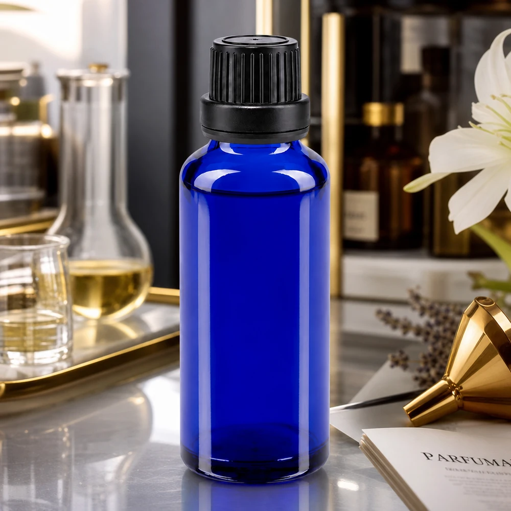 Niebieska buteleczka z kroplomierzem ApoGlas o pojemności 30 ml, z wkładką 2 mm i czarną nakrętką, przeznaczona do produkcji perfum