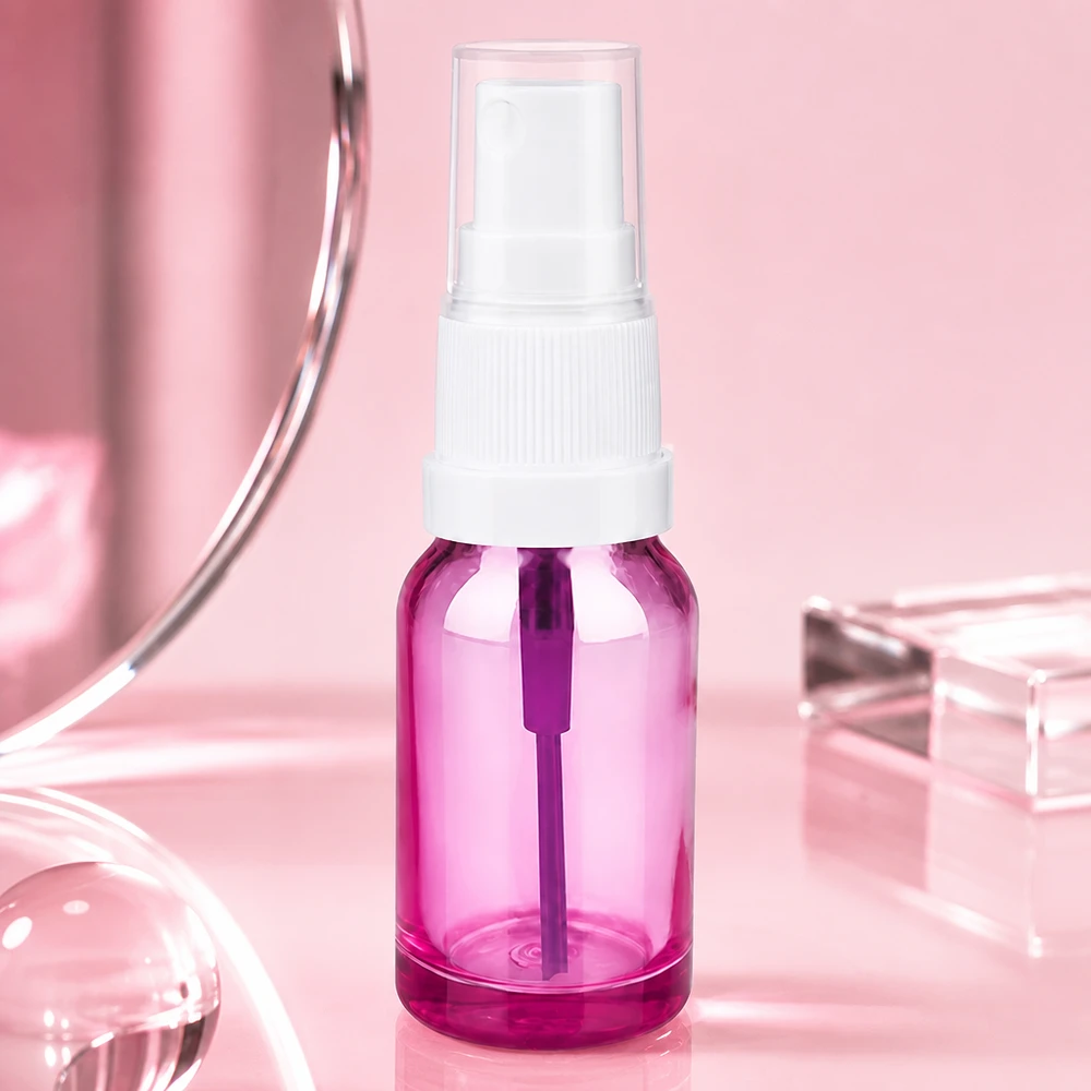 Butelka z rozpylaczem 10 ml biała/przezroczysta Standard PurpleLine UT18/10 Elegancka butelka z rozpylaczem o pojemności 10 ml z wzorem Purple Line i białą nakrętką do zastosowań kosmetycznych