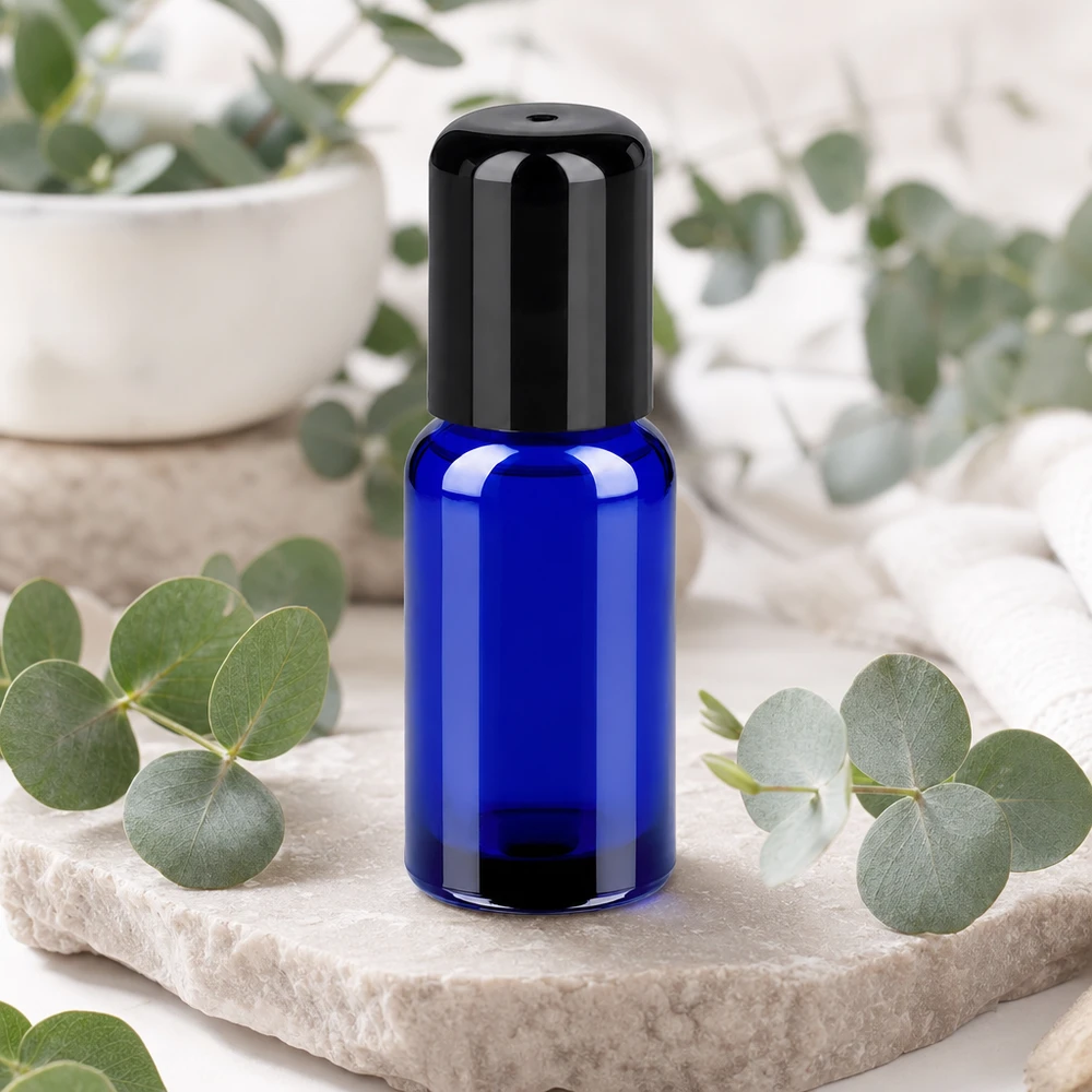 Butelka roll-on 20 ml czarna STD BlueLine UT18/20 Kompaktowa butelka roll-on o pojemności 20 ml w jasnoniebieskim kolorze z praktyczną czarną nakrętką.