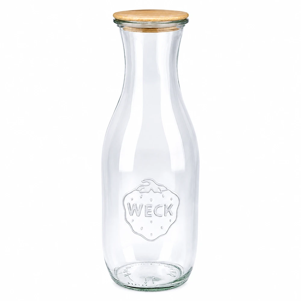 Butelka na sok WECK RR60 o pojemności 1062 ml z drewnianą pokrywką Butelka na sok WECK 1062ml wykonana ze szkła z drewnianą pokrywką RR60 przezroczysta pusta stojąca na białym tle